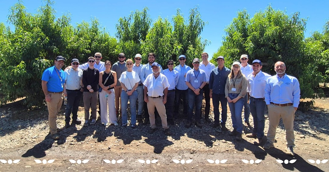 Estamos muy felices de haber recibido a Walmart USA en nuestros huertos y planta, donde pudimos compartir nuestras frutas, nuestros procesos y el compromiso con la calidad que nos define. ¡Una visita muy importante para todo el equipo de C&L Fruit! 🍒🤝

We were very happy to welcome Walmart USA to our orchards and packing facility, where we had the opportunity to share our fruit, our processes, and the commitment to quality that defines us. A very important visit for the entire C&L Fruit team! 🍒🤝

#cylfruit #feelthefreshness #freshfruit #chile #qualityfruit #chileanfruit
